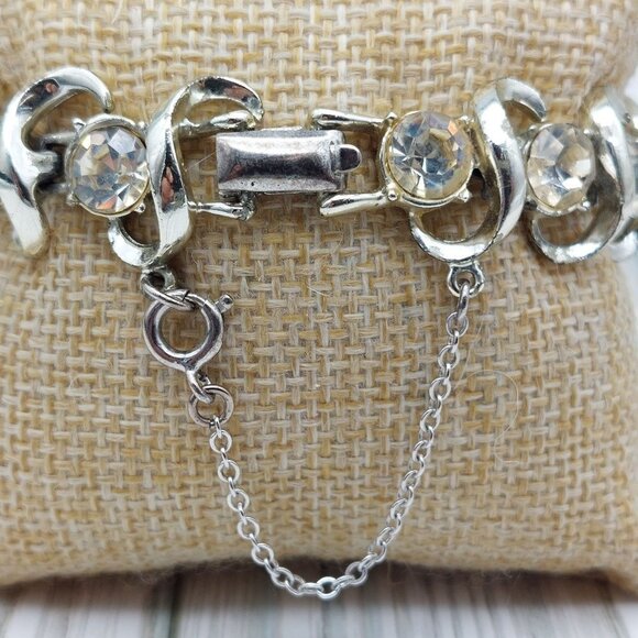 Beautiful Vintage CORO Silver Tone Swirl Crystal Link Bracelet Safety Chain 7" - Picture 5 of 11